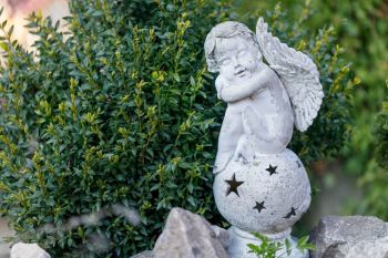 How To Choose and Use Garden Decorations